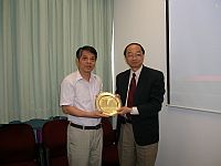 中大副校長黃乃正教授（右）接收國防科技大學副校長莊釗文教授（左）致送的紀念品